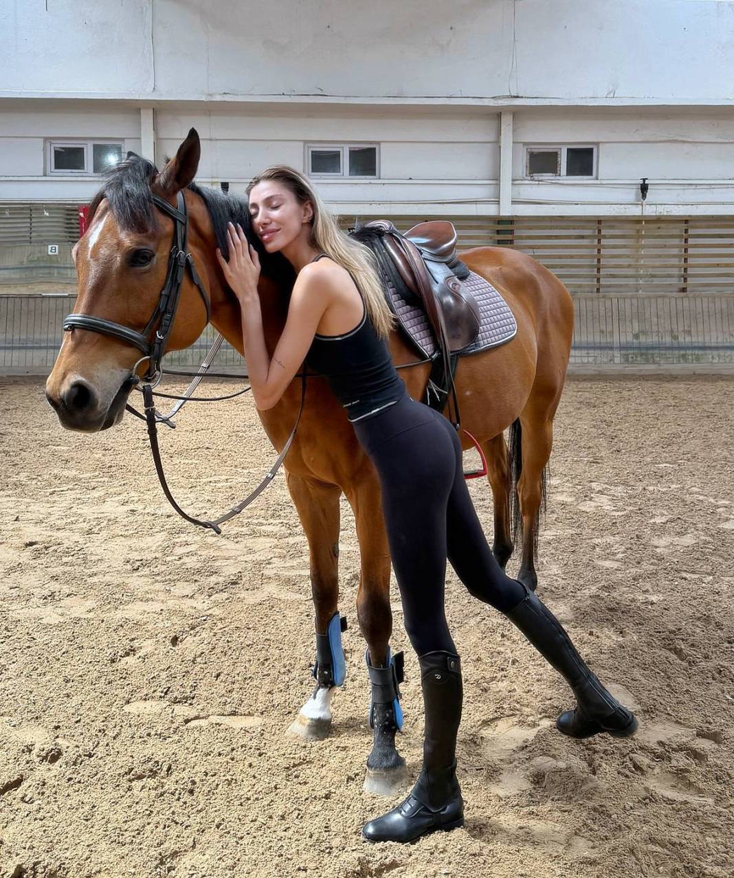 Türkiye Güzellik Kraliçesi, kendisine at hediye aldı! Şimdi de atçılığa merak sardı 4